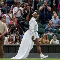 Serena Williams betritt den "Heiligen Rasen". Sieben Mal konnte sie im Tennis-Mekka gewinnen