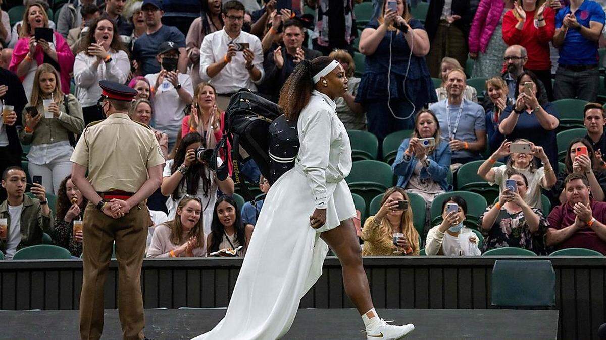 Serena Williams betritt den &quot;Heiligen Rasen&quot;. Sieben Mal konnte sie im Tennis-Mekka gewinnen