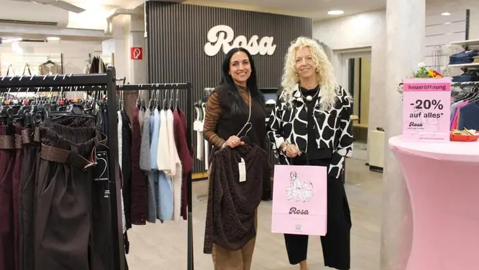 Rosa-Inhaberin Nazila Farjoud mit Filialleiterin Susanna Mayer