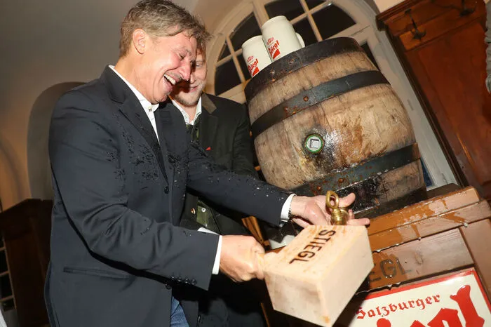Schuld war "Jedermann" Tobias Moretti, der es nach der Premiere am Sonntagabend erst nach einem guten Dutzend Schlägen schaffte, das Bierfass anzuschlagen. Und auch das nicht ganz reibungslos.