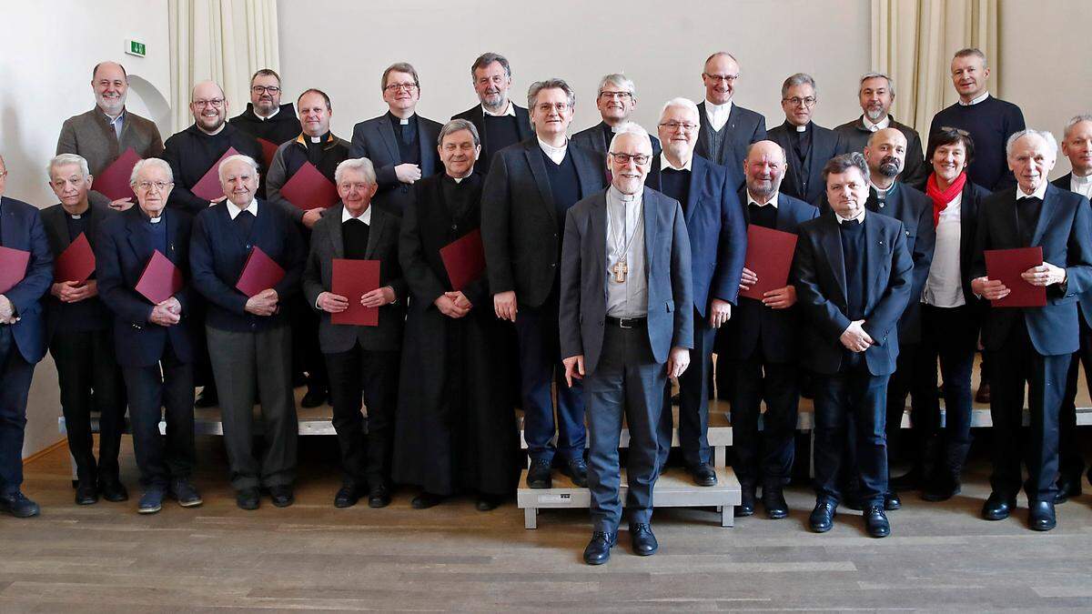 Bischof Marketz (vorne) mit den neuen Konsistorialräten aus ganz Kärnten