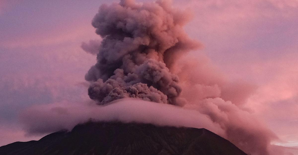 Tingkat kewaspadaan tertinggi: Gunung berapi Ruang di Indonesia kembali meletus