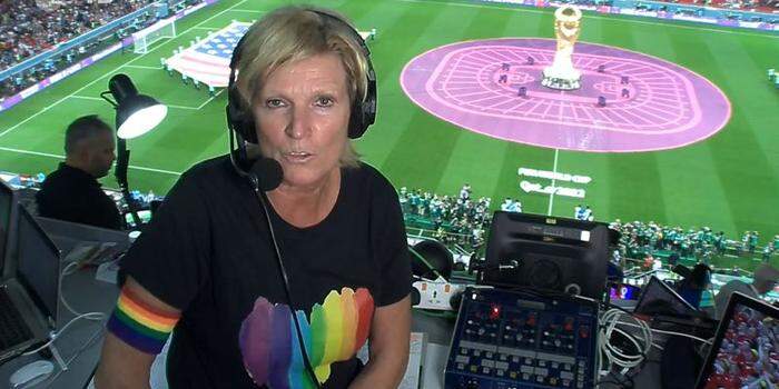 Claudia Neumann moderierte im Regenbogen-T-Shirt und mit Regenbogenschleife 