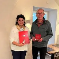 Walter Hubner bei der Übergabe der Victor-Adler-Plakette durch SPÖ-Bezirksvorsitzende Helga Ahrer