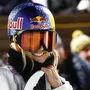 Anna Gasser mit ihrem Red-Bull-Helm