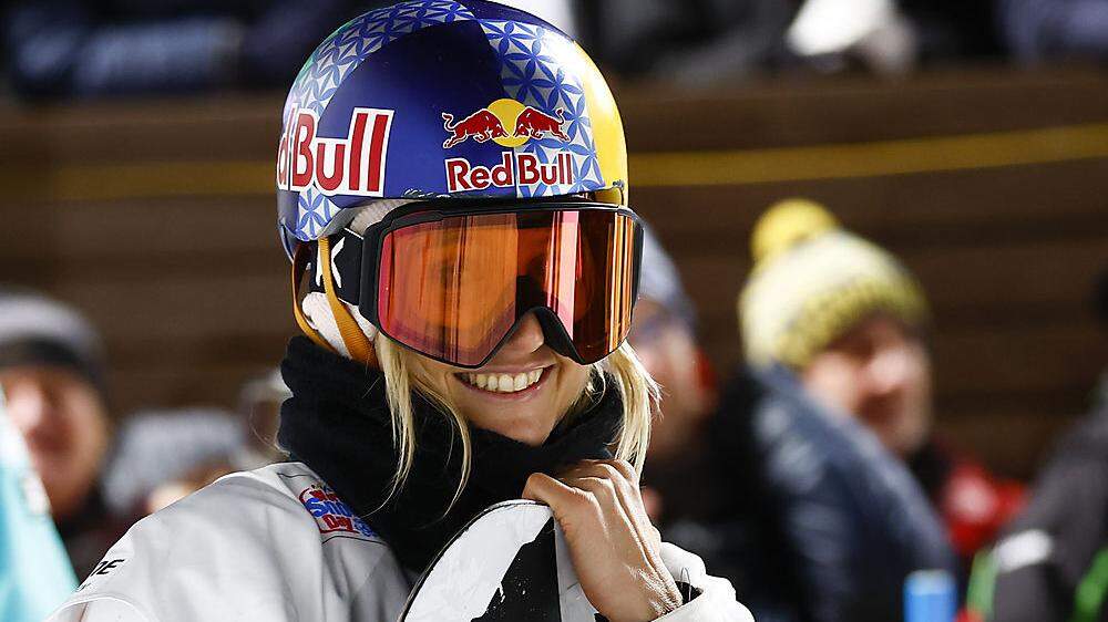 Anna Gasser mit ihrem Red-Bull-Helm