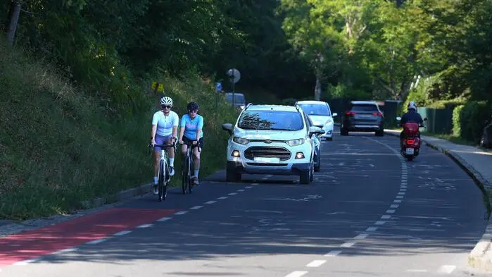 Radfahrer und Autofahrer auf engsten Raum im Rahmen des Pilotprojektes in Auen