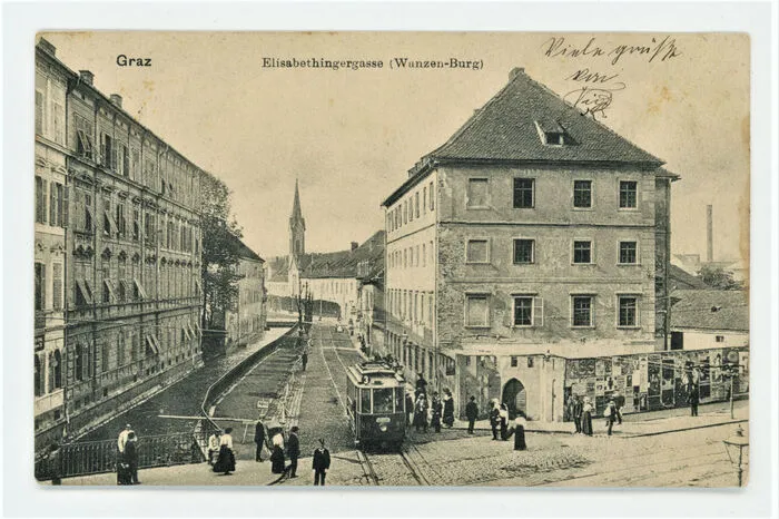 Für den Bau des Roseggerhauses wurde der Vorgängerbau an dieser Stelle abgerissen. In ihm waren Soldaten untergebracht, die hier vor Militärtransporten zusammengezogen wurden. Der Bau war laut Kubinzky als "Wanzenburg" bekannt.