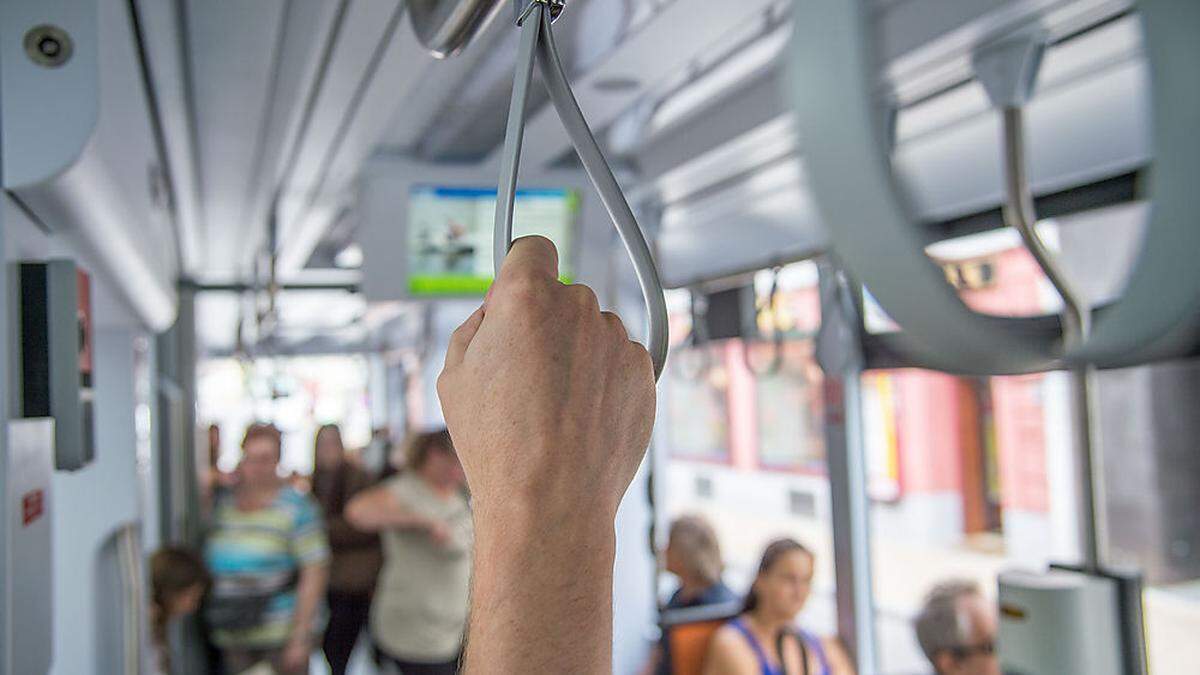 Bei manchen Fahrgästen müssen sich Kontrollore gut festhalten