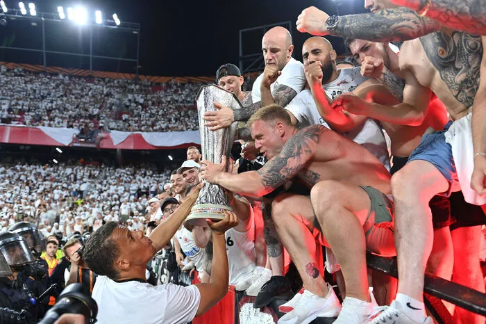Auch die Anhänger im Stadion durften den ersehnten Pokal berühren und damit feiern.