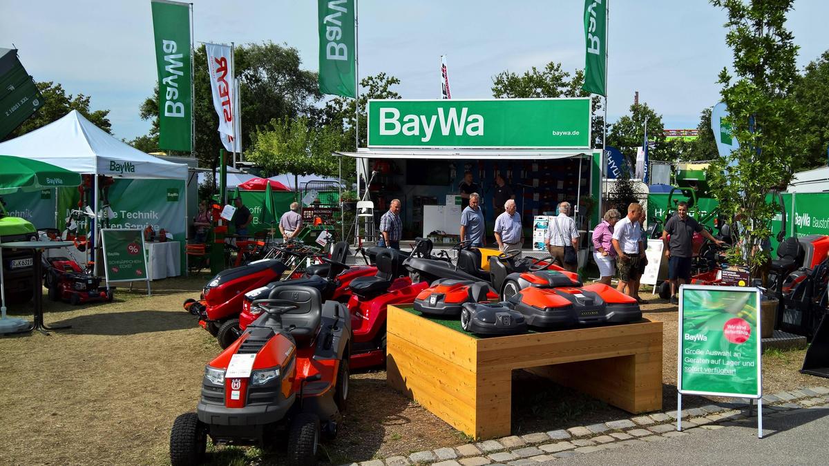 Die BayWa - hier eine Rasenmäherausstellung auf der Ostbayernschau in Straubing - ist eng mit dem österreichischen Raiffeisensektor verbunden