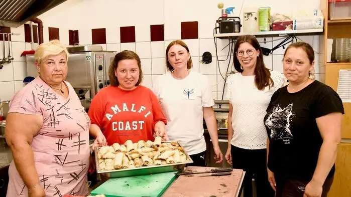 Die ukrainischen Begleiterinnen bekochten in der Küche „zur Säge“ Kinder und Gäste. Zweite von rechts ist die Restaurantbesitzerin Anna Unterüberbacher