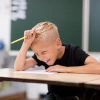 Gerade für Tafelklassler ist der erste Schultag eine enorme Umstellung. Damit der Schulbeginn – auch in höheren Klassen – gut gelingt, sollten Eltern darauf achten, dass Kinder genug Ausgleich zum Sitzen in der Schule haben.