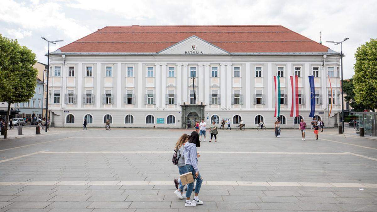 Ein anonymer Verfasser kritisiert Mitarbeiter im Rathaus.