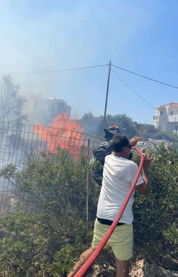 ABD0063_20240624 - KRETA - GRIECHENLAND: ++ HANDOUT ++ ZU APA0106 VOM 24.6.2024 - Brandgeruch in der Nase hat einen obersterreichischen Feuerwehrmann auch im Urlaub auf Kreta alarmiert. Beim Rckweg vom Mittagessen berlegte Christian Stoxreiter aus dem obersterreichischen Salzkammergut vergangenen Mittwoch, 19. Juni 2024, nicht lang. Er kam seinen griechischen Kollegen zu Hilfe - ein rund 1.200 Quadratmeter gro§es Wald- und Wiesenstck nahe seiner Hotelanlage in Agios Nikolaos war in Brand geraten. - FOTO: APA/MARIA STOXREITER - ++ WIR WEISEN AUSDRCKLICH DARAUF HIN, DASS EINE VERWENDUNG DES BILDES AUS MEDIEN- UND/ODER URHEBERRECHTLICHEN GRNDEN AUSSCHLIESSLICH IM ZUSAMMENHANG MIT DEM ANGEFHRTEN ZWECK UND REDAKTIONELL ERFOLGEN DARF - VOLLSTNDIGE COPYRIGHTNENNUNG VERPFLICHTEND ++