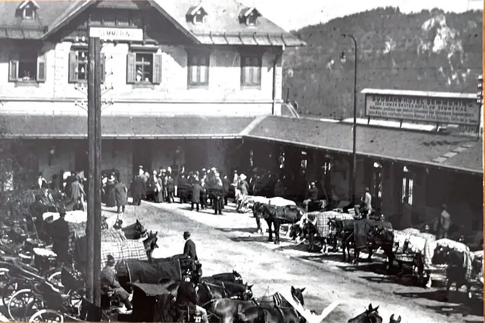 Kutschen vor dem Bahnhof, von der steirischen Seite nach Semmering