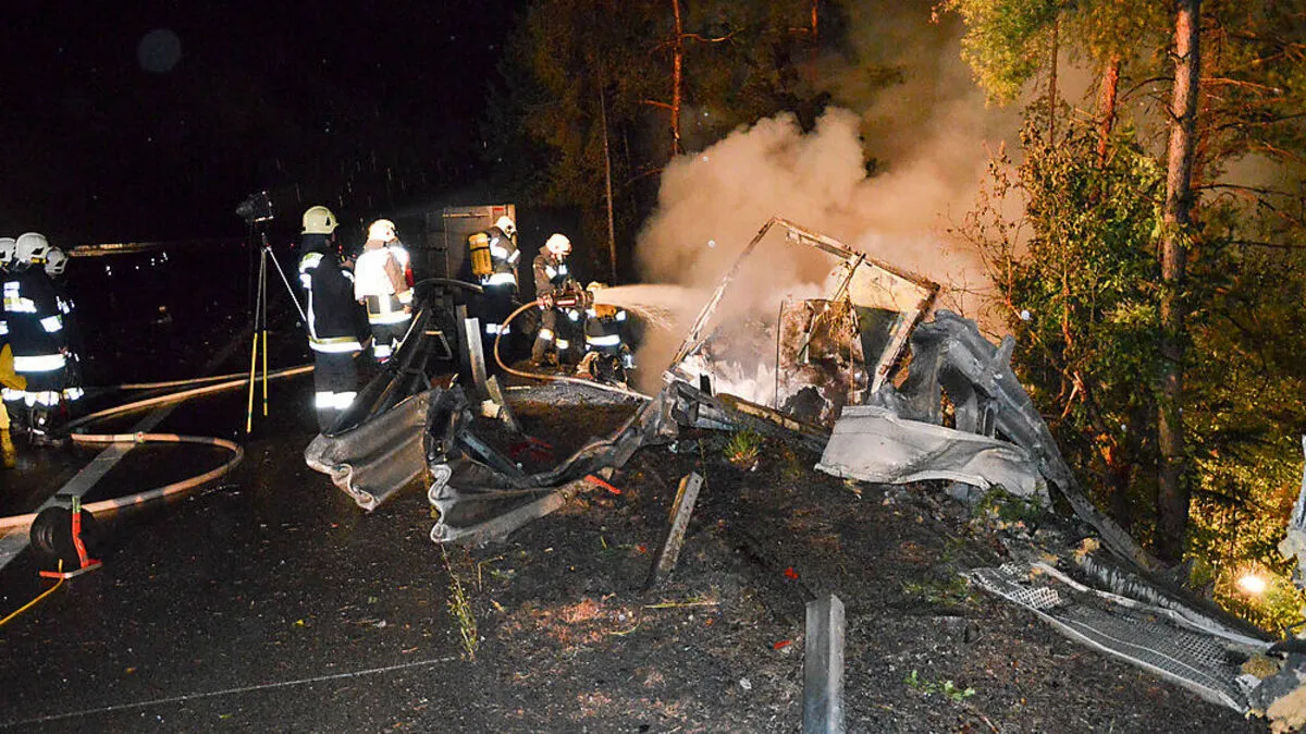 An dieser Stelle stürzte der Lkw in das steile Böschungsgelände ab