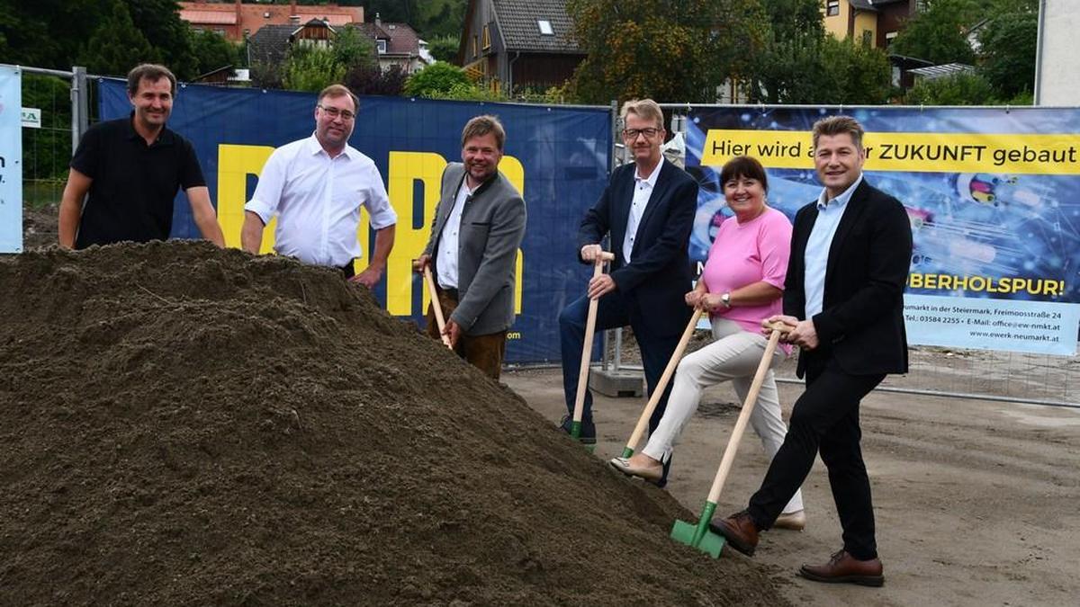 Vertreter des Gemeinderats: Harald Diechler, Kurt Kreinbucher, Klaus Stadtschreiber, Gerhard Hörmann mit Landtagspräsidentin Manuela Khom und Bürgermeister Josef Maier (von links)