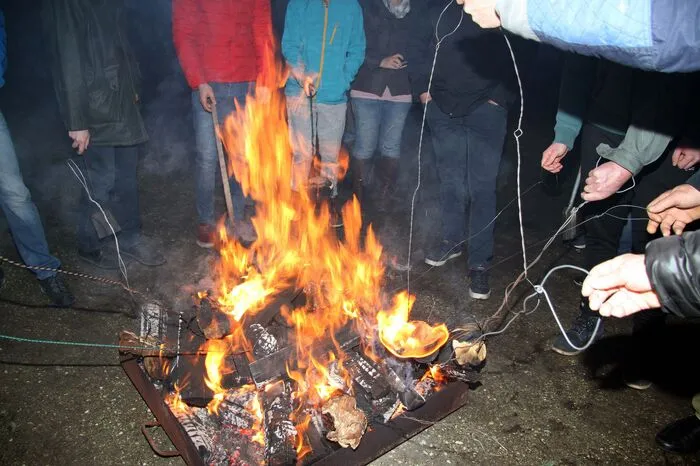 Die Feuerstelle in der "Schönen Aussicht" vor der Domkirche war sehr begehrt, galt es doch den mitgebrachten Schwamm zum Glosen zu bringen. 