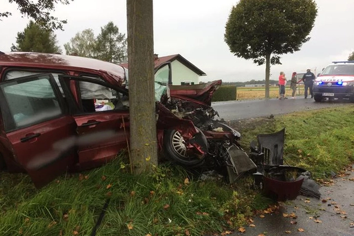 Eine 22-jährige Pkw-Lenkerin kam aus ungeklärter Ursache auf die linke Fahrbahn. Es kam zum Frontalzusammenstoß mit einem Lkw.