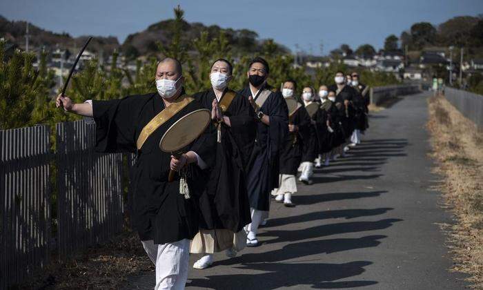 Buddhistische Mönche in Fukushima 