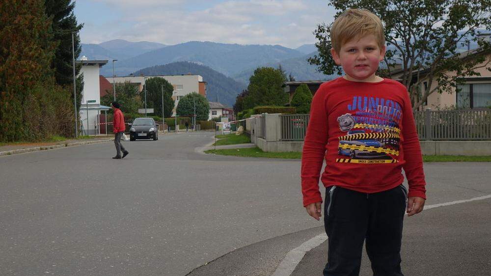Niklas (5) testet die wenig kinderfreundliche Kreuzung in Knittelfeld