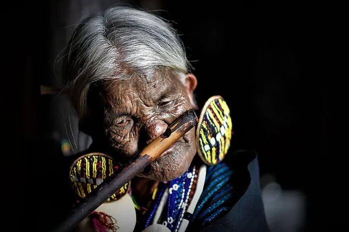 Wie etwa jener der tätowierten Frauen. Bei den weiblichen Chin haben großflächige Gesichtstattoos eine lange Tradition. Ebenfalls erhalten hat sich die Kunst des Spielens der Nasenflöte.