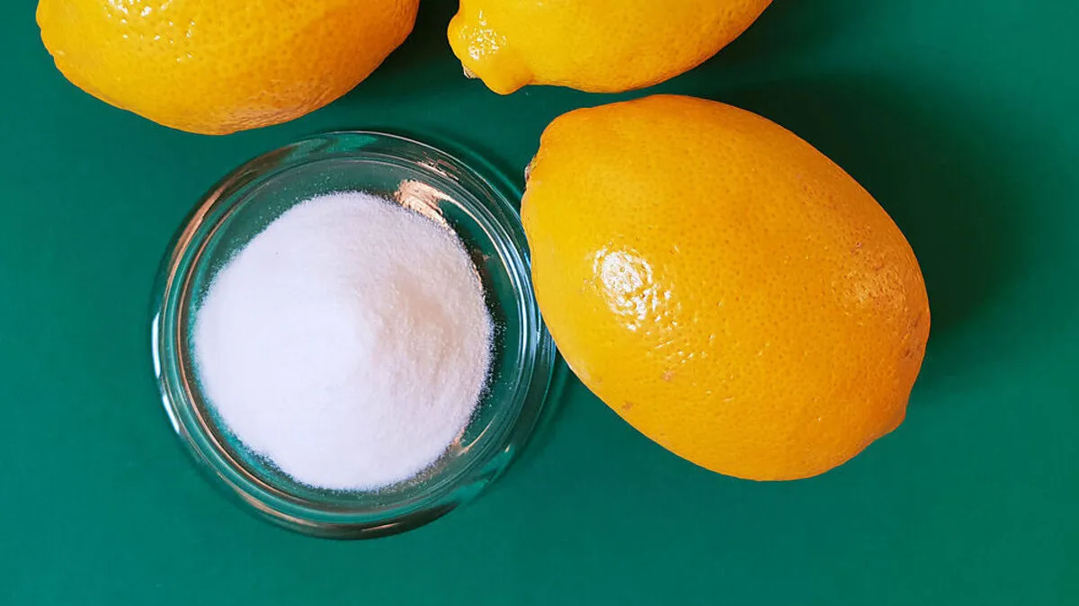 Natron schäumt in Kombination mit einer Säure auf und setzt dabei Kohlendioxid frei