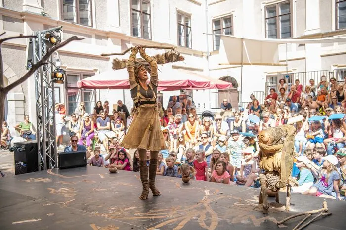 Nach und nach zaubern die beiden Puppen aus ihrem Kasten. Das Publikum freut's.