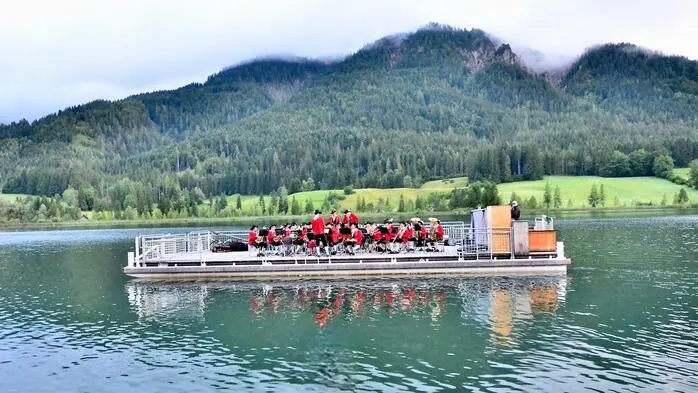 Die TK Weißensee erfreute am Samstag mit einem tollen abendlichen Floßkonzert (Kapellmeister Florian Kolbitsch) die vielen Weißensee-Gäste.