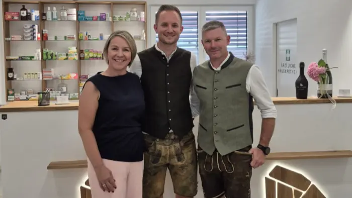 Bürgermeisterin Karin Stromberger, Allgemeinmediziner Daniel Platzer und Vizebürgermeister Wolfgang Prugmaier (v. l.)