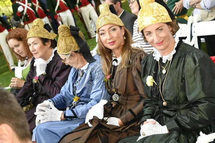 Durften beim großen Festakt im Schlosspark nicht fehlen: Die Spittaler Goldhaubenfrauen.