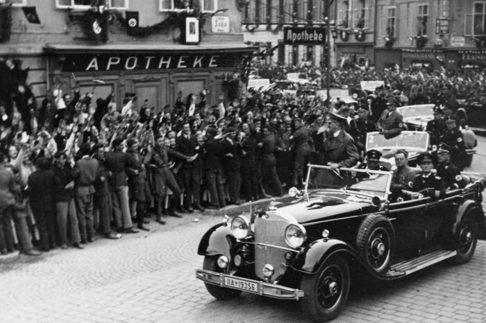 Auch historisch relevante Fotos finden sich in der Sammlung, wie hier die fahrt Adolf Hitlers durch Graz. Im Ausstellungstext heißt es weiter: "Das Präsentierte erzählt Grazgeschichte und -geschichten. Vergangenes wird lebendig, Gegenwärtiges bewusst. Außerordentliches trifft Alltägliches, Licht trifft Schatten, Beharren den Wandel."