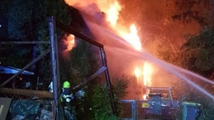 In der Nacht von Donnerstag auf Freitag wurden die Feuerwehren FF Kapfenberg-Stadt, Kapfenberg-Diemlach und Kapfenberg- Hafendorf um 0.24 Uhr zu einem Wohnhausbrand nach Winkel alarmiert.