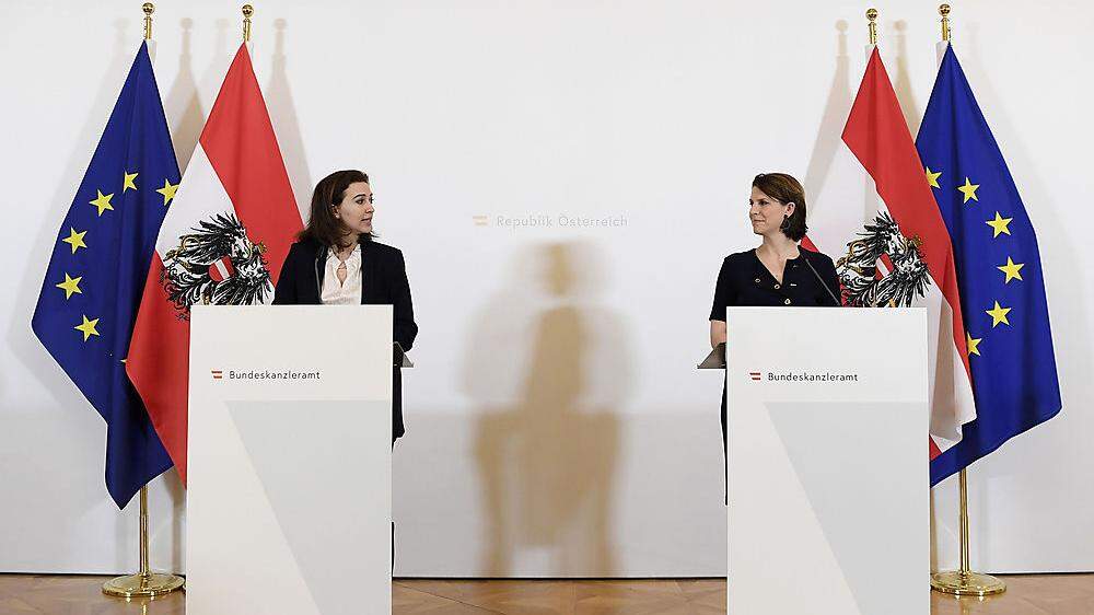 Zwischen Justizministerin Alma Zadić (Grüne) und Verfassungsministerin Karoline Edtstadler (ÖVP) ist auch inhaltlich viel Platz