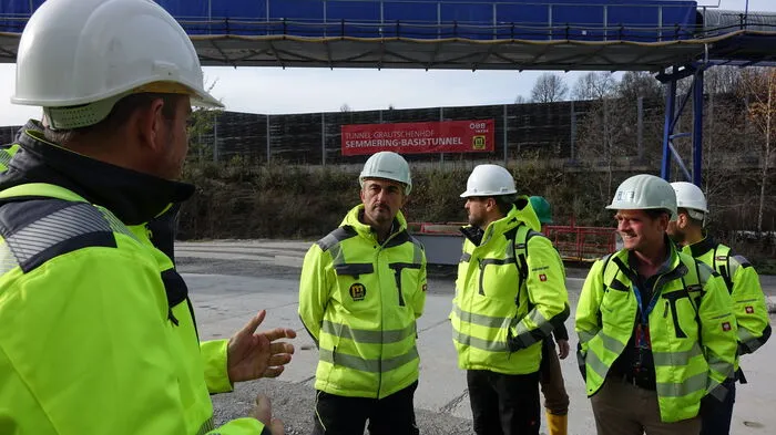 Vor der Abfahrt in den Tunnel müssen die Sicherheitsrichtlinien besprochen werden.