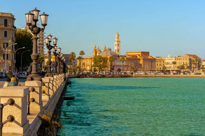 Tonangebend in Bari, Italien, ist die neu belebte Altstadt mit dem wiedereröffneten Teatro Piccinni, dem Oriente oder dem Jugendstilbau des Teatro Margherita, eines ehemaligen Theaters, das nun auf Pfählen im Meer Kunst ausstellt.