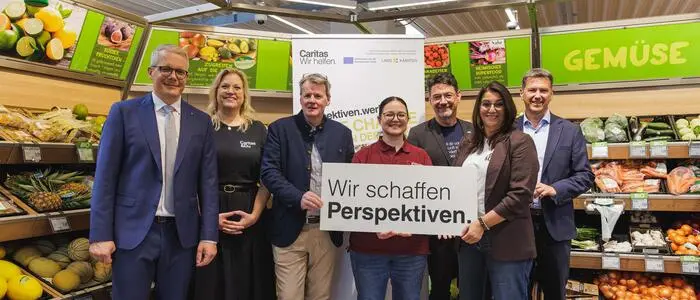 Andreas Ender, Christina Staubmann, Peter Wedenig, Kristina Kesinovic, Ernst Sandriesser, Sabine Schnitzer und Daniel Fellner | Spar-Geschäftsführer Andreas Ender, Christina Staubmann (Caritas), AMS-Geschäftsführer Peter Wedenig, Projekt-Absolventin Kristina Kesinovic, Caritas-Direktor Ernst Sandriesser, Caritas-Projektleiterin Sabine Schnitzer sowie LH Daniel Fellner (von links)