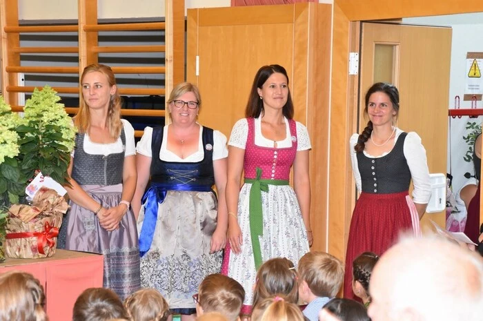 Viel Dank sprach Gottlinde Setznagel den Bürgermeistern der letzten Jahrzehnte, Willi Bischof, Ewald Prieling, Josef Duscher, Alois Gruber und Rudolf Mürzl für die Unterstützung der Schule aus. Seit 1985 ist im Gebäude auch der Kindergarten untergebracht.