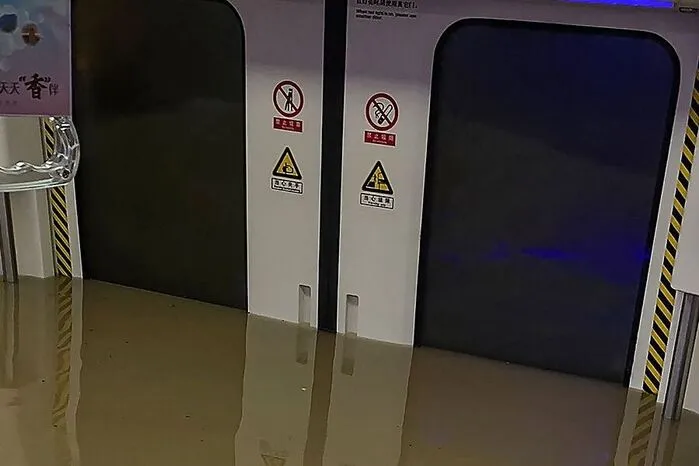 Ganze U-Bahn-Schächte sind überflutet.