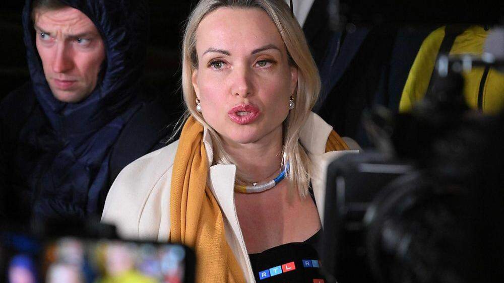Owsjannikowa, als sie nach ihrem Verhör vor die Presse trat – und ihr langsam klar wurde, dass sie in einem Russland unter Machthaber Wladimir Putin zur neuen „Staatsfeindin“ wurde