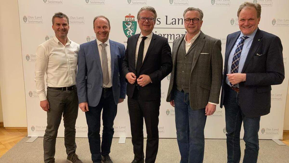 Unternehmer Hampel, die Bürgermeister Bacher und Linhart sowie Erwin Dirnberger (Gemeindebund) bei LH Drexler