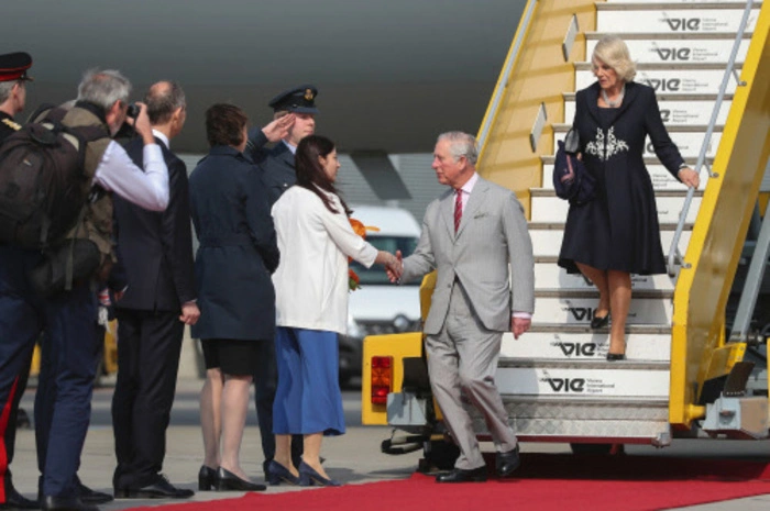 Zuvor wurden Prinz Charles und Camilla am Flughafen Wien-Schwechat von Staatssekretärin Muna Duzdar empfangen.