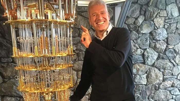 Christian Rätzsch (59) absolvierte das Gymnasium in  Lienz, studierte an der TU Graz, seit 1988 Karriere bei IBM. Er ist Technikvorstand (CTO) der IBM Systems Division für Asien und Pazifikraum in Singapur