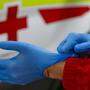 190.000 Infektions-Transporte hat das Rote Kreuz in den letzten zwei Jahren durchgeführt. Die Schutzausrüstung an- und abzulegen und das Equipment danach zu putzen dauert eine gute halbe Stunde