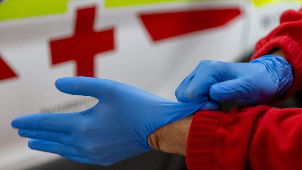 190.000 Infektions-Transporte hat das Rote Kreuz in den letzten zwei Jahren durchgeführt. Die Schutzausrüstung an- und abzulegen und das Equipment danach zu putzen dauert eine gute halbe Stunde