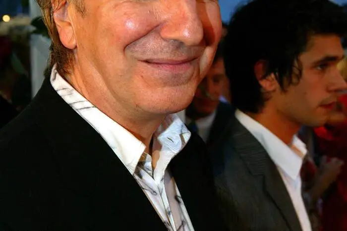Als Harry flirtet Alan Rickman in "Love Actually" heftig mit seiner Kollegin Mia. Die anderen Rollen Rickmans haben damit wenig gemein. Den meisten wird er vermutlich als "Severus Snape" in Harry Potter bekannt sein. 2016 ist Rickman aufgrund von Bauchspeicheldrüsenkrebs mit 69 Jahren verstorben.