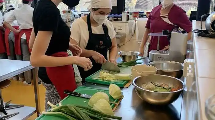 Maki, Forellenfilets und weitere Köstlichkeiten wurden am Dienstag in der HLW Weiz gemeinsam mit Köchin Sophie Kulmer vom Birkfelder Fischrestaurant Kulmer zubereitet.