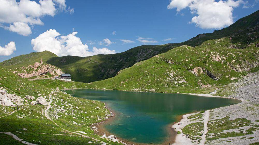 Von der Passhöhe zwischen der Wolayerseehütte und dem Rifugio Lambertenghi-Romanin kann man die Herzform des Sees am besten erkennen