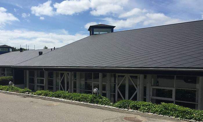 Das Dach dieses Hotels in Dänemark prodziert Strom. In jedem Dachziegel stecken unsichtbar neun Photovoltaik-Zellen
